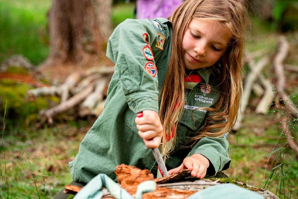 Vi bruker speiderskjerf og speiderskjorte for å vise vår tilhørighet til speiderbevegelsen. Her kan du lese mer om skjerfet, skjorta og plassering av merker.